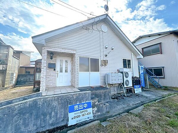 【リフォーム中】平家のコンパクトな住宅です。駐車は4台以上駐車可能です。