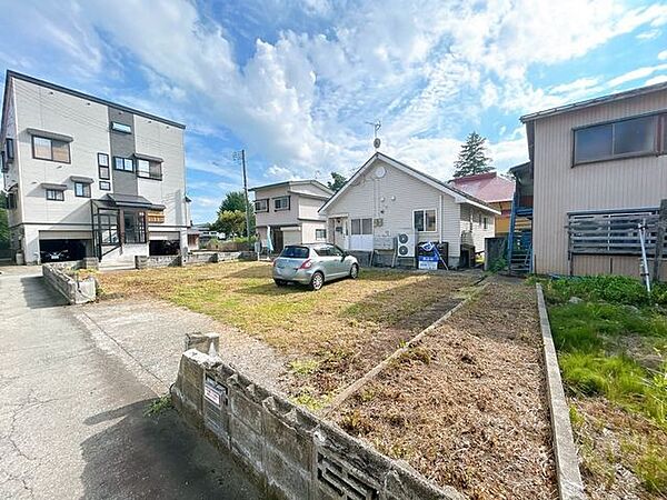 【リフォーム中】駐車場は並列4台以上駐車可能です。ブロック塀を一部撤去予定です。