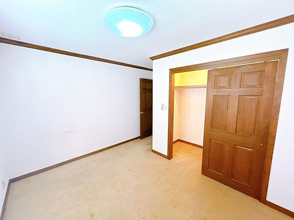 【リフォーム中】洋室を別角度で撮影した写真です。クローゼットがありお部屋に収納があるのはうれしいですね。