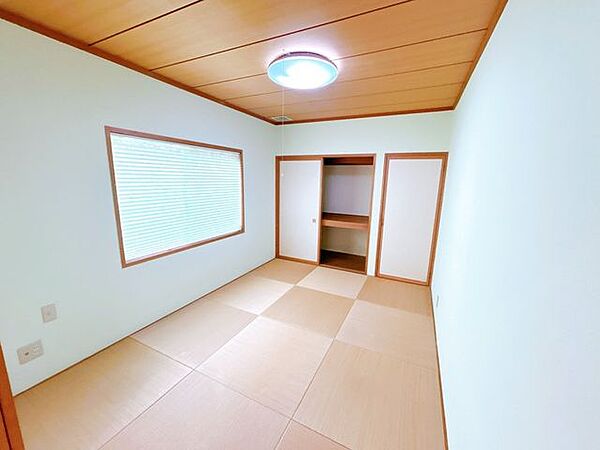 【リフォーム中】和室は障子、襖を張替え、敷居滑りを交換いたします。押入内部のクロスを張替えいたします。