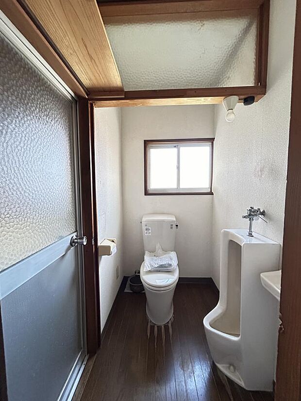 【リフォーム中】トイレは新品交換します。玄関と階段近くに位置を変更しますので、使いやすい動線になります。