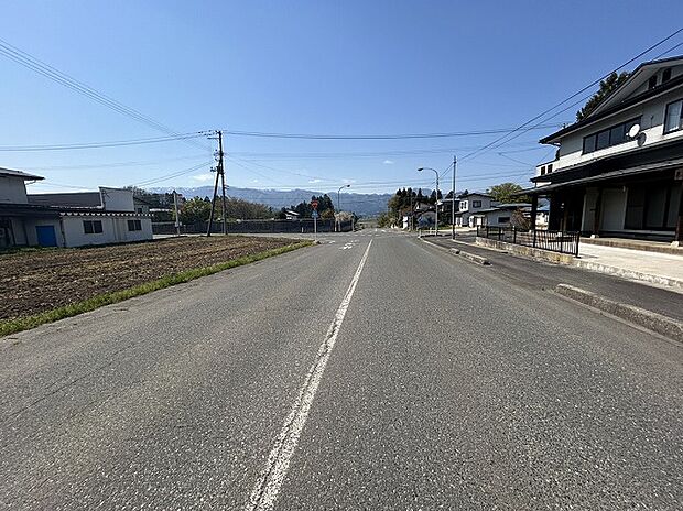 前面道路は県道・町道に接道しています。