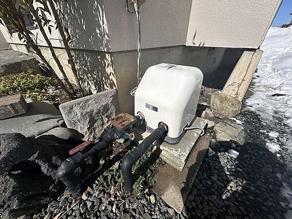 井戸ポンプがあり、冬は消雪として使用でき便利です。点検してお引き渡し致します。