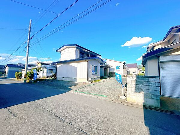 【リフォーム済／駐車場】物置を解体したので、4台は駐車可能です。駐車スペースが広いので、運転のチョッピリ苦手な方でもラクにお車を停めていただけます。