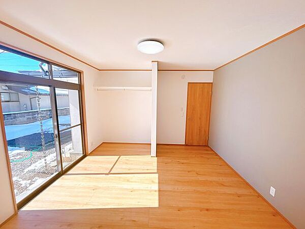 【リフォーム済／1階洋室】1階のキッチン部分を、洋室に変更しました。寝室にぴったりです。こちらも天井壁のクロスを貼り替えフローリングで仕上げました。