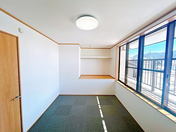 【リフォーム済／2階洋室】2階和室6畳を洋室に変更しました。天井壁のクロスを貼り替え床はタイルカーペット仕上げです。