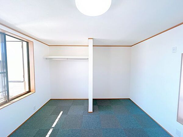 【リフォーム済／2階洋室】2階洋室をオープンクローゼットのある洋室に変更しました。天井壁のクロスを貼り替え床はタイルカーペット仕上げです。
