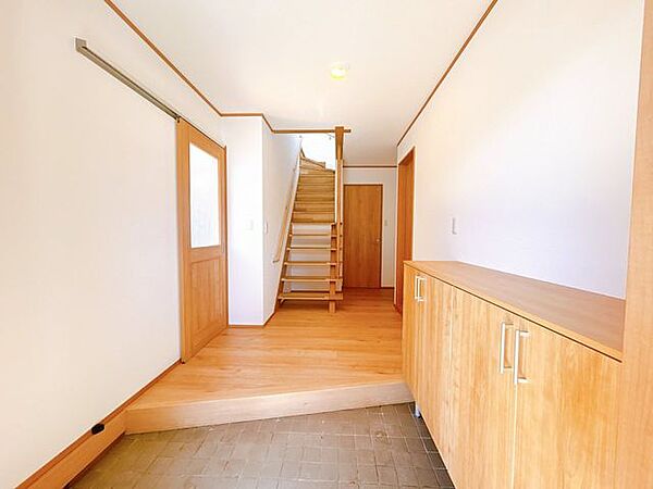 【リフォーム済／玄関】玄関内部です。新品の下駄箱も設置しました。郵便物は下駄箱の上に乗るように、ポストも設置しています。