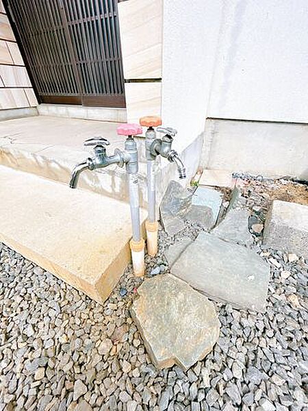 玄関脇には外水道があり、水道と井戸水の蛇口があります。