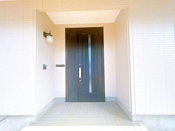 【リフォーム済／玄関】鍵交換、TVドアホンの設置をおこないました。録画機能付きのテレビドアホンを設置したので防犯面も安心ですね。