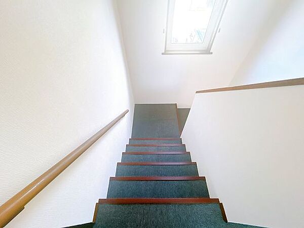 【リフォーム済／2階廊下】2階の廊下・階段です。ジュータン交換、クロス張替をしました。手摺が設置されているので小さなお子様も昇り降りしやすくなっています。