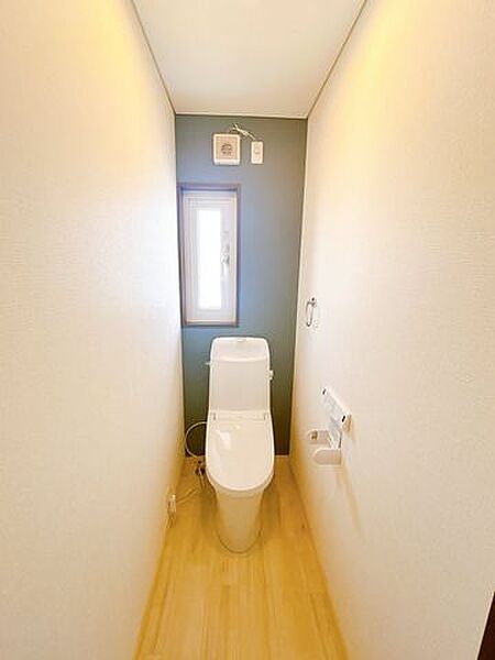 【リフォーム済／2階トイレ】2階にもトイレがあります。トイレ交換、クロス張替、床はクッションフロア張替えました。