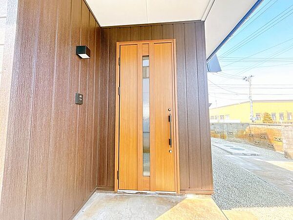 【リフォーム済／玄関】玄関扉は新品交換しました。録画機能付きのテレビドアホンを設置したので防犯面も安心ですね。