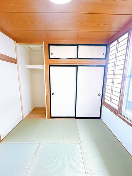 【リフォーム済／和室】2階和室4.5畳。天井壁のクロスを貼り替え、畳表替えをしました。押入もあるので収納力もあり、お子様のお部屋や寝室にぴったりです。