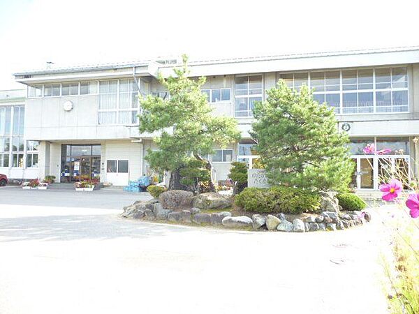 窪田小学校まで約1400ｍ（徒歩18分）