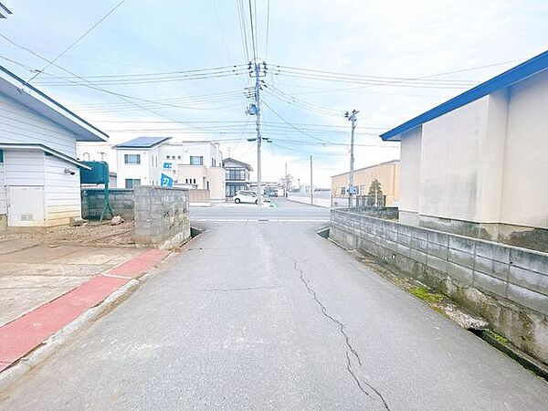 道路 東側公道約4.4ｍ。北側約11.5ｍに接道しており角地です。除雪は入ります。 800m
