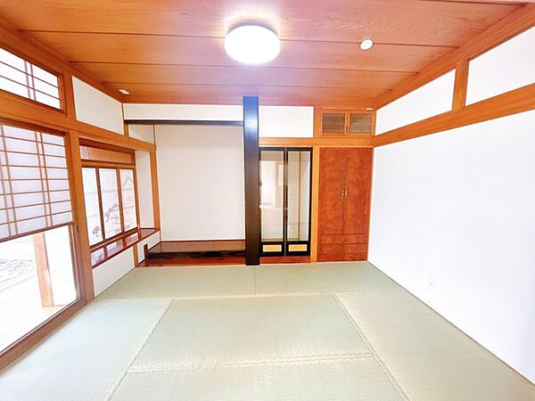 【リフォーム済】1階リビング横の和室8畳。壁のクロスを貼り替え畳表替えをしました。イグサの香りを楽しみながらリラックスできるお部屋です。