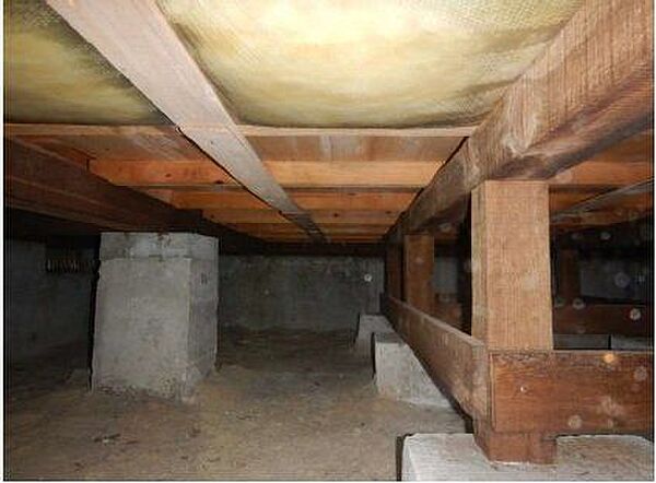 中古住宅の3大リスクである、雨漏り、主要構造部分の欠陥や腐食、給排水管の漏水や故障を2年間保証します。その前提で床下まで確認の上でリフォームし、シロアリの被害調査と防除工事もおこないます。