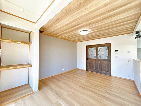 【リフォーム済／LDK】和室二間続きをLDK19帖に間取り変更しました。床フローリング張り、壁天井クロス貼替、照明交換、建具交換等をしました。