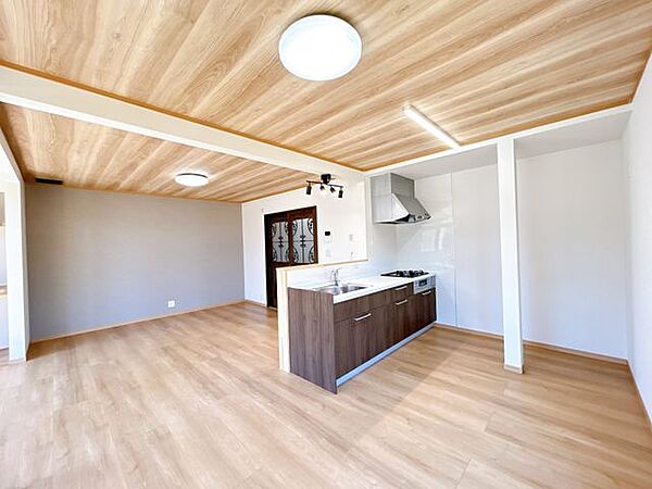 【リフォーム済／LDK】別角度。お料理をしながらお部屋全体を見ることが出来ますね。
