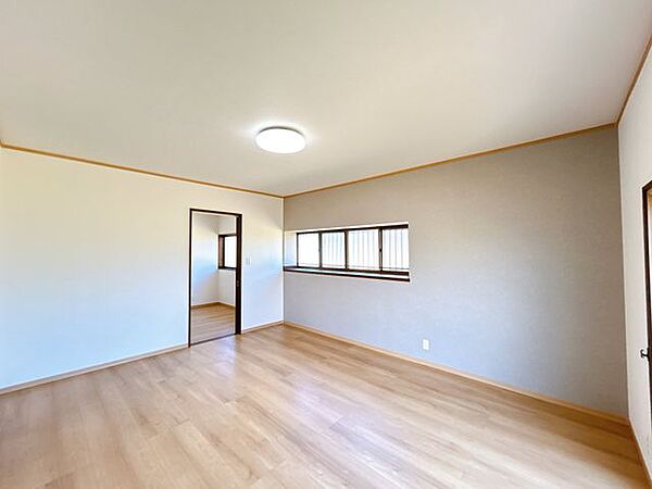 【リフォーム済／1階洋室10帖】床フローリング張替え、壁天井クロス貼替え、建具交換、照明交換しました。寝室にちょうどいい大きさのお部屋です。