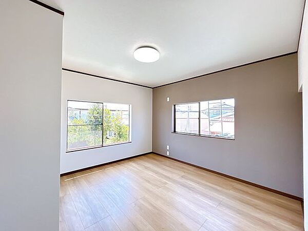 【リフォーム済／2階洋室8帖】床フローリング張替え、壁天井クロス貼替え、照明交換、建具交換をしました。二部屋とも二方向に窓がありますので風通しがよく、明るいお部屋です。