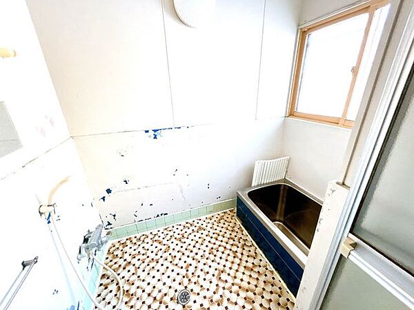 【リフォーム中／浴室】浴室はハウステック製の新品のユニットバスに新品交換します。足を伸ばせる1坪サイズの広々とした浴槽で、1日の疲れをゆっくり癒すことができますよ。