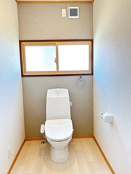 【リフォーム済／トイレ】トイレはLIXIL製の温水洗浄機能付きに新品交換。キズや汚れが付きにくい加工が施してあるのでお手入れが簡単です。直接肌に触れるトイレは新品が嬉しいですよね。