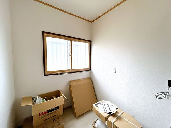 【リフォーム中／洗面脱衣室】LIXIL製の洗面化粧台に新品交換します。壁天井クロス貼替え、照明交換、建具交換、床は水を弾く特徴を持つクッションフロアに変更します。