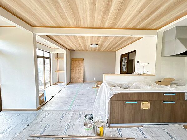 【リフォーム中／LDK】別角度。間取り変更で対面キッチンになる予定です。お料理をしながらお部屋全体を見ることが出来ますね。