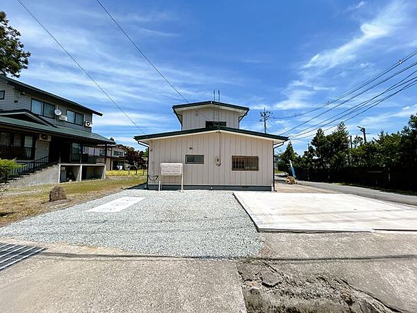 【リフォーム済／西側】西側の駐車スペースは普通車3台可能です。