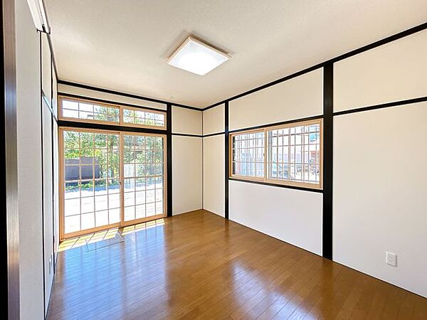 【リフォーム済／1階洋室6帖】壁天井は和の雰囲気があり、落ち着いたお部屋になっております。床クリーニング、壁クロス貼替え、照明交換、建具交換をしました。