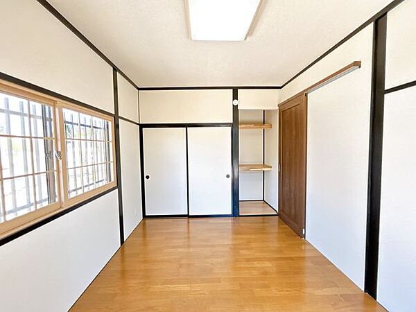 【リフォーム済／1階洋室6帖】別角度。押入と収納があります。