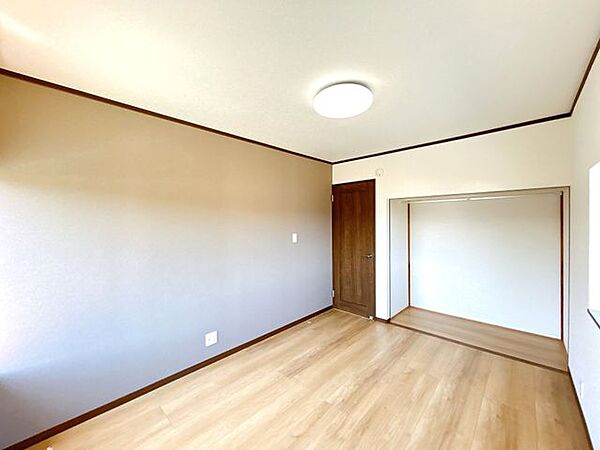 【リフォーム済／2階洋室6帖】床フローリング張替え、壁天井クロス貼替え、照明交換、建具交換をしました。枕棚とポールを新設しました。