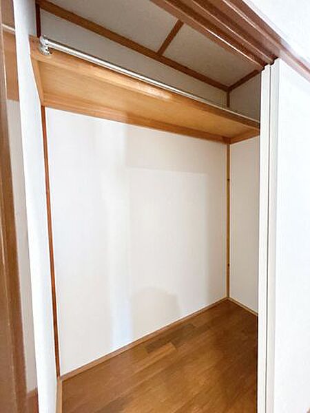 【リフォーム済／1階廊下】廊下に収納があります。普段使用する掃除機などを入れるのに助かりますね。