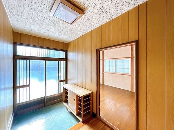 【リフォーム中／玄関ホール】土間は長尺シート張り、壁天井クロス貼替、照明交換、玄関ドア新品交換をします。