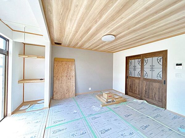 【リフォーム中／LDK】和室二間続きをLDK19帖に間取り変更します。床フローリング張り、壁天井クロス貼替、照明交換、建具交換等をします。対面キッチンになります。お料理をしながらお部屋全体を見ること…
