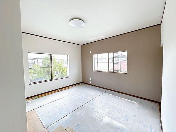 【リフォーム中／2階洋室8帖】2洋室に変更します。床フローリング張替え、壁天井クロス貼替え、照明交換、建具交換をします。二部屋とも二方向に窓がありますので風通しがよく、明るいお部屋です。