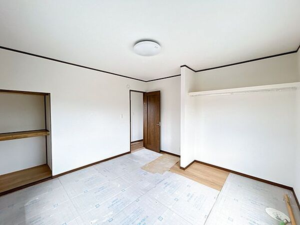 【リフォーム中／2階洋室8帖】別角度。続き間から個室にする為、壁を造ります。