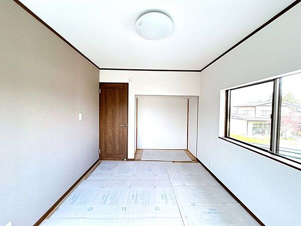 【リフォーム中／2階洋室6帖】洋室に変更します。床フローリング張替え、壁天井クロス貼替え、照明交換、建具交換をします。二部屋とも二方向に窓がありますので風通しがよく、明るいお部屋です。