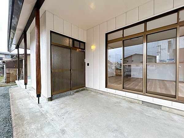 【リフォーム済／玄関】玄関外部の写真です。玄関扉はクリーニング、鍵は交換いたしました。照明器具新品交換、モニター付きインターホンを設置しましたので、防犯面でも安心ですね。