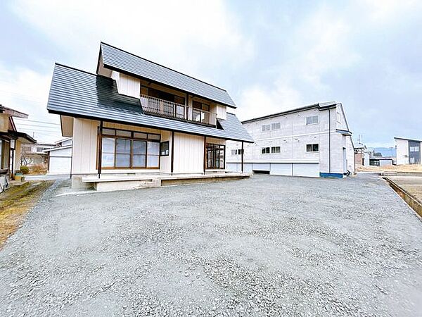 【リフォーム済／外観】西側からの外観写真。点検、整備をしながら外壁屋根塗装を行いました。敷地整備で一部砕石敷き込みいたしました。