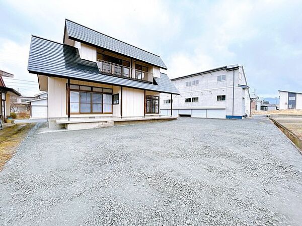 【リフォーム済／駐車スペース】庭を撤去して4台分の駐車スペースを造りました。4台駐車スペースがあるので、来客などがあるときにも安心ですね。