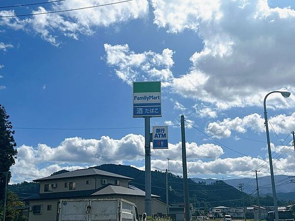 【周辺施設／コンビニ】ファミリーマート米沢桑山団地前店様まで600ｍ（徒歩8分）