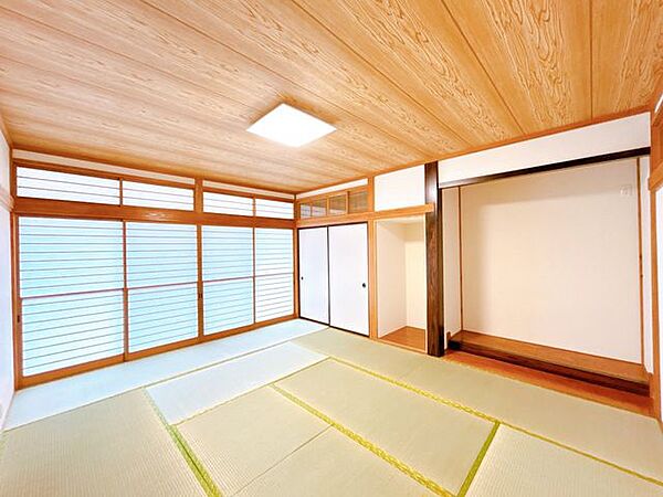 【リフォーム済／和室】1階10畳の和室。畳表替え、壁天井クロス貼り替え、障子、襖貼り替え、照明器具新品交換、入口建具を新品交換いたしました。