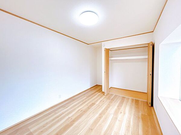 【リフォーム済／洋室】1階南側和室お写真です。こちらの部屋は洋室へと間取り変更いたしました。床フローリング張替え、壁天井クロス貼り替え、クローゼット新設、照明器具新品交換しました。