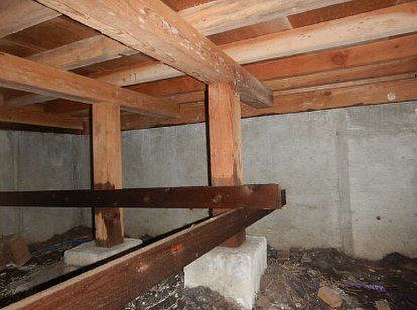 中古住宅の3大リスクである、雨漏り、主要構造部分の欠陥や腐食、給排水管の漏水や故障を2年間保証します。その前提で床下まで確認の上でリフォームし、シロアリの被害調査と防除工事もおこないます。