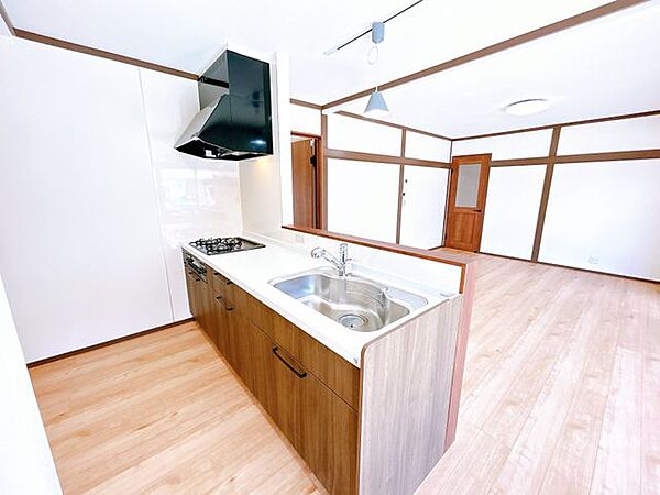 【リフォーム済／LDK】和室二間続きをLDKに間取り変更しました。対面キッチンなので料理をしながらお部屋全体を見ることが出来ます。