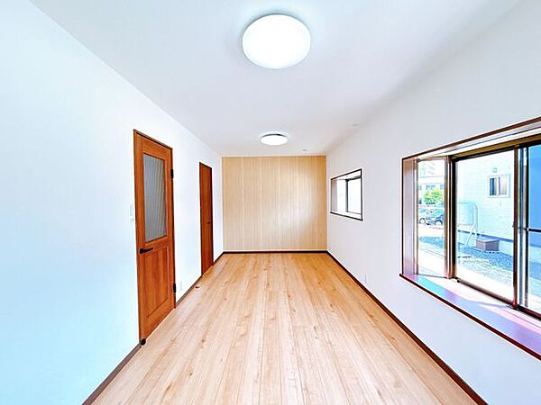 【リフォーム済／1階洋室9帖】間取り変更で9帖の洋室になりました。床フローリング張替え、壁天井クロス貼り替え、クローゼット新設、照明器具新品交換しました。