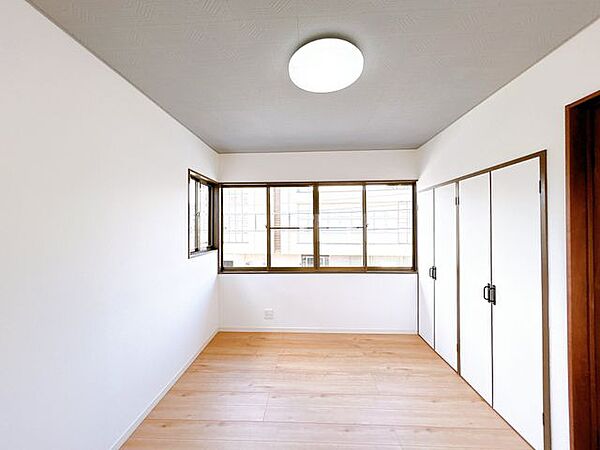 【リフォーム済／2階洋室6帖】壁クロス貼替え、床フローリング張り、建具交換、照明交換をしました。3方向に窓がありますので風通しがよく明るいお部屋です。